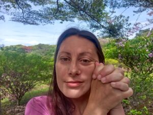 Viso di donna mentre fa massaggio in un ambiente verde