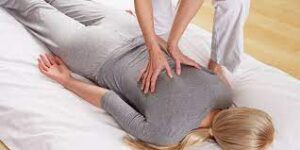 Massaggio shiatsu su corpo femminile
