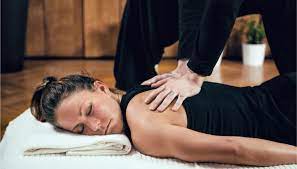 Massaggio shiatsu su schiena di donna
