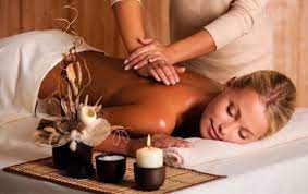 Massagiatore che pratica un massaggio a una donna molto rilassata