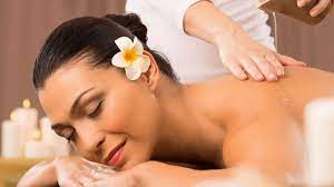 Corpo di donna molto rilassato mentre compie massaggio