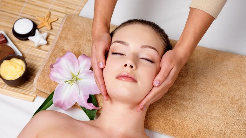 quali sono i benefici del massaggio viso anti age