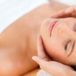 Massaggio viso anti age: cos'è e come farlo